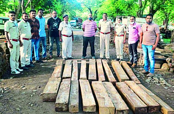 लाकडाची तस्‍करी करणाऱ्या संशयिताच्‍या घरावर वनविभागाच्या पथकाची कारवाई 