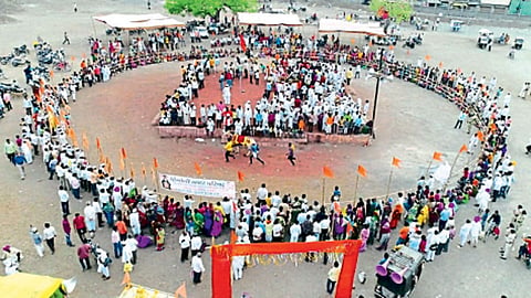 हिंगोली - येथे तालुक्‍यातील नरसी येथील संत नामदेव महाराज पालखीचे रविवारी पहिले गोल रिंगण झाले.