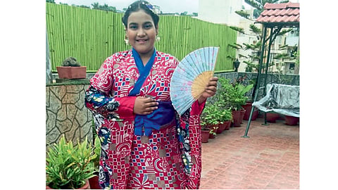 जपानी भाषा शिकणारी निर्झरी चिंचाळकर जपानी वेशभूषेत.
