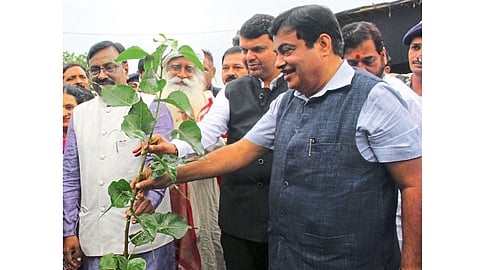 विदर्भात भाजपचे रोपटे वाढविणारे तीन खंदे शिलेदार - केंद्रीय भूपृष्ठ वाहतूक मंत्री नितीन गडकरी, मुख्यमंत्री देवेंद्र फडणवीस आणि वनमंत्री सुधीर मुनगंटीवार एका कार्यक्रमानिमित्ताने एकत्र आले असताना.