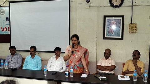 अंबरनाथ : उद्योजकांना मार्गदर्शन करताना नगराध्यक्षा मनीषा वाळेकर.