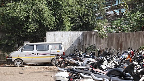 कल्याण रेल्वे स्थानकाजवळ प्रशासनाने उभारलेली भिंत 