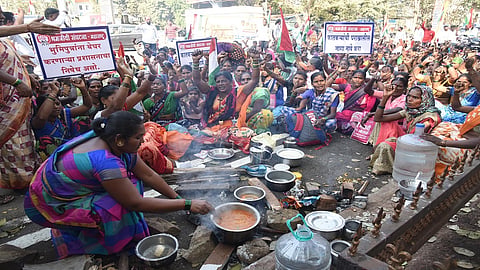 ठाणे : अन्न शिजवताना आंदोलक (छायाचित्र : दीपक कुरकुंडे)