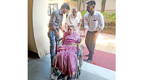 भारतीय विद्या भवन शाळा (सेनापती बापट रस्ता) - ज्येष्ठांना व्हीलचेअरमध्ये बसवून मतदान कक्षापर्यंत नेताना कर्मचारी.