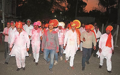 उस्मानाबाद : डॉ. बाबासाहेब आंबेडकर सहकारी कारखान्याच्या निवडणुकीत अरविंद गोरे यांचे पॅनेल विजयी झाले. वियजी मिरवणुकीत कार्यकर्त्यांसह मिरवणुकीत सहभागी अरविंद गोरे, चित्राव गोरे. (छायाचित्र : कालिदास म्हेत्रे) 