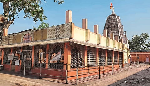 सोनारी (ता. परंडा) : श्री काळभैरवनाथ मंदिरात यात्रोत्सवाच्या दिवशी असलेला शुकशुकाट. 