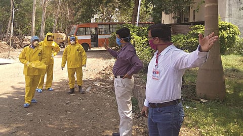 Coronavirus : उपचार ते अंत्यसंस्कार... आरोग्य कर्मचाऱ्यांचा लढा 