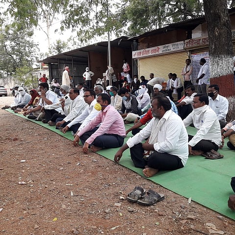  पारशिवनी :  पावसाळ्यापूर्वी कापूस खरेदी ताबडतोब करून खरीप हंगामासाठी शेतकऱ्यांची वाट मोकळी करण्यासाठी आंदोलन करताना शेतकरी. 
