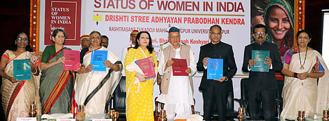 नागपूर : दृष्टी स्त्री अध्ययन प्रबोधन केंद्राद्वारे तयार करण्यात आलेल्या "स्टेट्‌स ऑफ वूमन इन इंडिया' या संशोधन अहवालाचे प्रकाशन करताना राज्यपाल भगतसिंग कोश्‍यारी; बाजूला नीती आयोगाच्या सदस्य बिंदू डालमिया, राष्ट्रसेविका समितीच्या प्रमुख संचालिका शांताक्‍