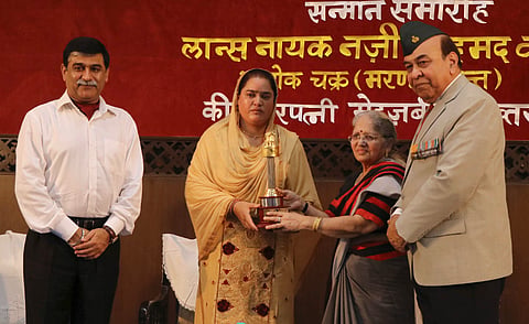 नागपूर : मेहजबिना अख्तर यांना "हिरो ऑफ दि नेशन' पुरस्कार प्रदान करताना शमा देशपांडे, बाजूला संजय नांद आणि सय्यद अता हसनैन. 