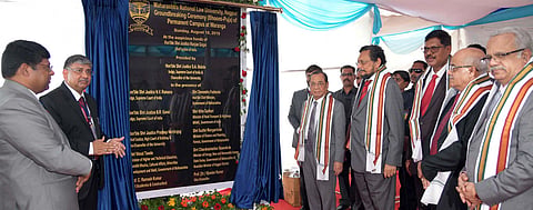 वारंगा : महाराष्ट्र राष्ट्रीय विधी विद्यापीठ परिसराच्या भूमिपूजन समारंभाच्या कोनशिलेचे अनावरण करताना देशाचे सरन्यायाधीश रंजन गोगोई; बाजूला सर्वोच्च न्यायालयाचे न्यायमूर्ती शरद बोबडे, न्यायमूर्ती एन. व्ही. रामण्णा, न्यायमूर्ती भूषण गवई, न्यायमूर्ती सूर्यका
