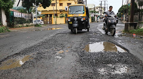सिमेंट रस्ते बांधकामामुळे  वाहतूक कोंडीत भर 
