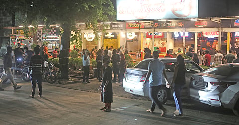  Crowds in front of restaurants for food, not afraid of corona either