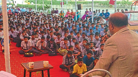 सोमेश्वरनगर (ता. बारामती) - मुलाखतीच्या माध्यमातून विद्यार्थ्यांपुढे आपल्या जीवनातील संघर्ष उलगडून दाखविताना उद्योजक  डॉ. अशोक खाडे.