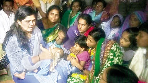 आमठाणा - हुतात्मा संदीप जाधव यांच्या कुटुंबीयांसोबत पंकजा मुंडे.