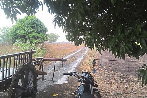 भोगजी (ता. कळंब) : परिसरात रविवारी दुपारी झालेला अवकाळी पाऊस. 