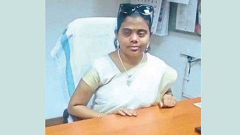 एर्नाकुलम (केरळ) येथे सहाय्यक जिल्हाधिकारीपदाचा कार्यभार स्वीकारल्यानंतर आपल्या दालनात प्रांजल पाटील.