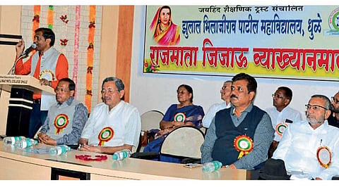 धुळे - ॲड. झेड. बी. पाटील महाविद्यालयात राजमाता जिजाऊ व्याख्यानमालेंतर्गत बोलताना प्रशांत देशमुख. शेजारी डॉ. अरुण साळुंखे, प्राचार्य डॉ. पी. एच. पवार आदी.