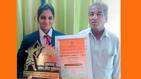 नागपूर - वडिलांसोबत एकलव्‍य पुरस्‍कार विजेती प्रतिमा बोडे.
