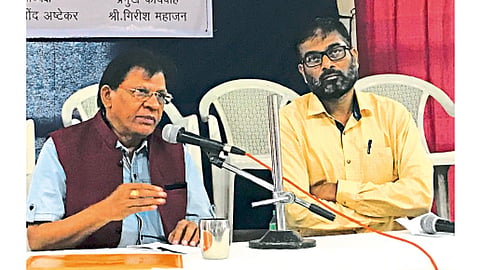 कार्यशाळेत कृष्णा खोत यांच्या ‘कथा जिविता राणीची’ या नाटकावर चर्चा करताना प्रेमानंद गज्वी.