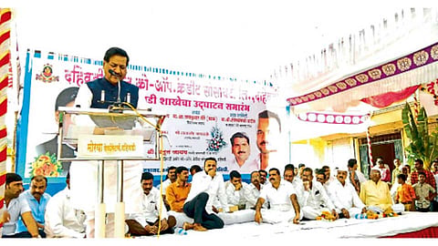 मलवडी - समारंभात बोलताना पृथ्वीराज चव्हाण. त्या वेळी जयकुमार गोरे, अतुल जाधव व इतर.