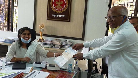 उस्मानाबाद : जिल्हाधिकारी दीपा मुधोळ-मुंडे यांच्याकडे धनादेश सुपूर्द करताना रांजणी येथील नॅचरल शुगर ॲन्ड अलाईड इंडस्ट्रीज लिमिटेडचे बी. बी. ठोंबरे. 