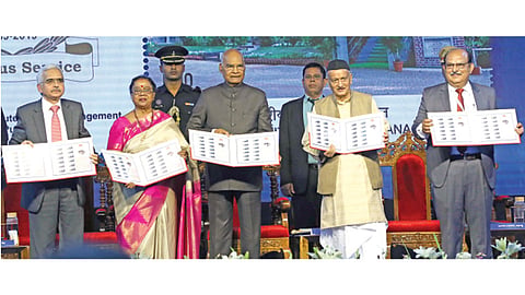एनआयबीएम (कोंढवा) - राष्ट्रपती रामनाथ कोविंद यांच्या हस्ते ‘एनआयबीएम’च्या टपाल तिकिटाचे बुधवारी प्रकाशन करण्यात आले. या वेळी (डावीकडून) शक्तिकांत दास, सविता कोविंद, कोविंद, राज्यपाल भगतसिंह कोश्‍यारी, डॉ. के. एल. धिंग्रा.