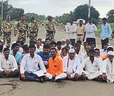 टाकळी जिवरग (ता. सिल्लोड) ः येथील गायरान जमिनीवरील अतिक्रमण हटविण्याच्या मागणीसाठी औरंगाबाद-जळगाव महामार्गावर निल्लोड फाट्यावर रास्ता रोको करताना ग्रामस्थ. 