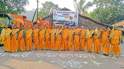 रेवंडे (ता. सातारा) - बचत गटाच्या अवजार बॅंकेच्या उद्‌घाटन कार्यक्रमावेळी उपस्थित सदस्य.