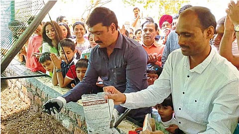 पिंपळे सौदागर - रोझव्हॅली सोसायटीअंतर्गत कचऱ्यापासून खतनिर्मिती प्रकल्पाचे उद्‌घाटन नगरसेवक नाना काटे यांनी सेंद्रिय पदार्थांचे विघटन करणारे जिवाणू हौदात सोडून केले.