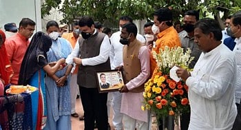भावाचे कर्तव्य पार पाडणाऱया फडणवीसांना…व्याधीमुक्त युवतीने बांधली राखी 