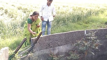 'ती' च्या जिद्दीला सलाम.. गावाच्या समृद्धीसाठी एकटीचा लढा ! 