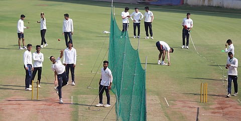 नागपूर ः विदर्भ क्रिकेट संघटनेच्या सिव्हिल लाइन्स मैदानावर बुधवारपासून विदर्भ आणि बडोदा संघात कुचबिहार करंडक विजेतेपदासाठी लढत होत आहे. त्यासाठी मंगळवारी सराव करताना विदर्भ संघातील खेळाडू. (संदीप सोनी ः सकाळ छायाचित्रसेवा). 