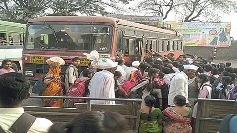 बाबा, मी शाळेत जाऊ कशी? 