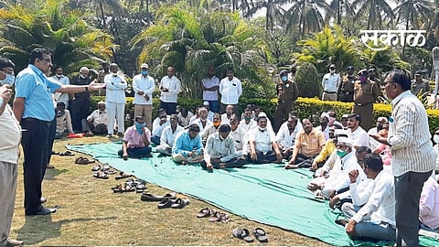 Raju Shetty sits in front of Rajarambapu factory; Direct challenge to Jayant patil, agitation for FRP