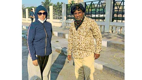 मंगळवार पेठ - धान्यासाठी रांगेत उभे असलेले गायक संजय लोंढे यांच्या समवेत तहसीलदार तृप्ती कोलते-पाटील.