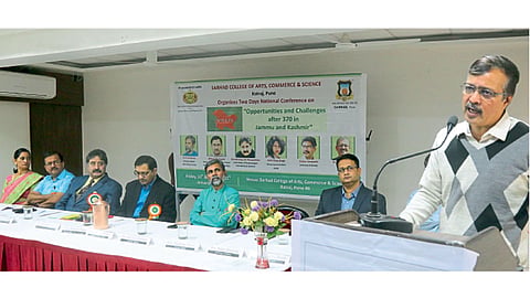 कात्रज - सरहद महाविद्यालयात आयोजित राष्ट्रीय परिषदेत बोलताना संजय नहार.