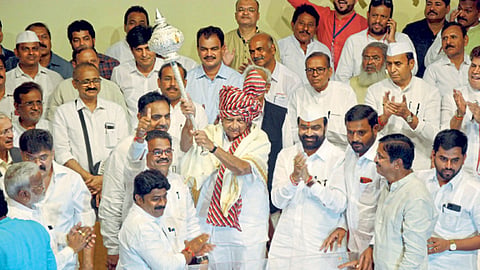 मुंबई - राष्ट्रवादी काँग्रेसचे अध्यक्ष शरद पवार यांच्या वाढदिवसानिमित्त बळिराजा कृतज्ञता दिन साजरा करण्यात आला. या वेळी कार्यकर्त्यांनी त्यांना चांदीची गदा भेट दिला.