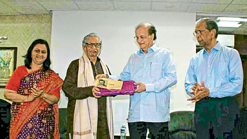 एरंडवणे - श्रीराम रानडे यांना मिलिंद संगोराम पुरस्कार देताना दिलीप प्रभावळकर. या वेळी डॉ. अपूर्वा संगोराम आणि दिलीप माजगावकर.