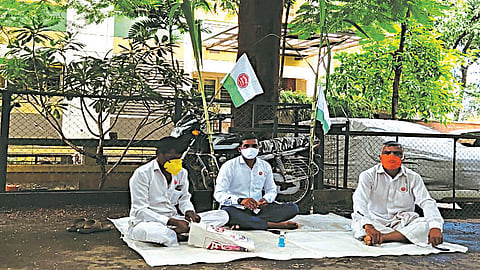 मदन भोसलेंच्या घरासमोर 'स्वाभिमानी' चा ठिय्या