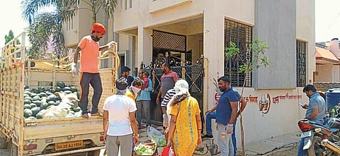 उस्मानाबाद : नागरिकांना भाजीपाला घरपोच देताना महात्मा गांधीनगरातील गणेश मंडळाचे सदस्य. 
