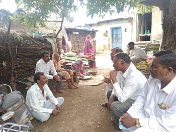 अघोरी उपचारासाठी केला किळसवाणा प्रकार...मांत्रिकाने मुलीला फिरवले गावभर ! 