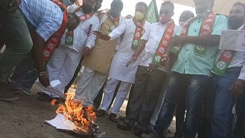 महाविकास आघाडी सरकारने दिलेल्या स्थगिती आदेशाची भाजपने केली होळी 