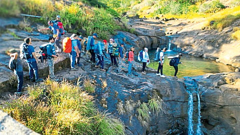 जांभवली - कोंडेश्वर येथील शिवमंदिराजवळून हेरिटेज वॉक करणारे पर्यटक.