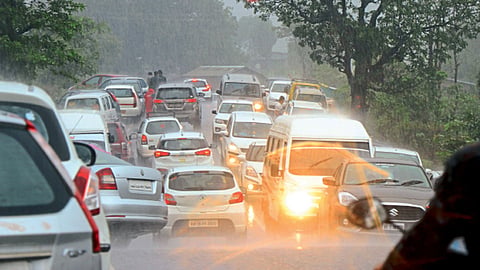 त्र्यंबकेश्‍वर - ग्रामीण पोलिसांचे दुर्लक्ष झाल्याने पहिने घाटात पर्यटकांची गर्दी झाल्यानंतर घाटातील रस्त्यावरच उभी केलेली चारचाकी वाहने.
