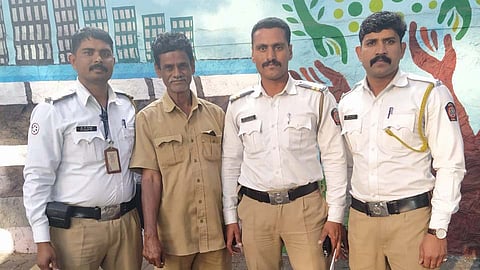 पुणे :..अन् रिक्षाचालकाने अनुभवले वर्दीतील 'देवदूत' 