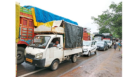 नारायणगाव - पुणे-नाशिक महामार्गावर लागलेल्या वाहनांच्या रांगा.
