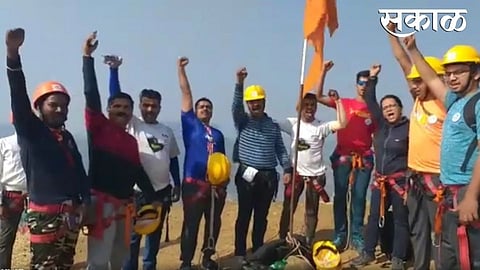 Watch Out आवाज आला की छातीत धस्स व्हायचं! साता-यातील ट्रेकर्सकडून लिंगाणा सर