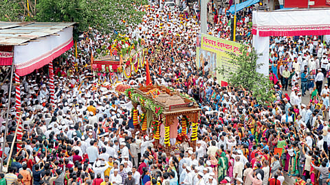 चिंचवडगाव - जगद्‌गुरू संत तुकाराम महाराज आणि महासाधू मोरया गोसावी यांच्या पालखीच्या दर्शनासाठी भाविकांची झालेली गर्दी.