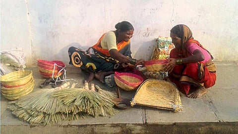  फडा विक्री करण्यासाठी आलेल्या कारागीर.